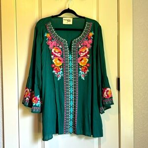 NWOT Savanna Jane green embroidered top